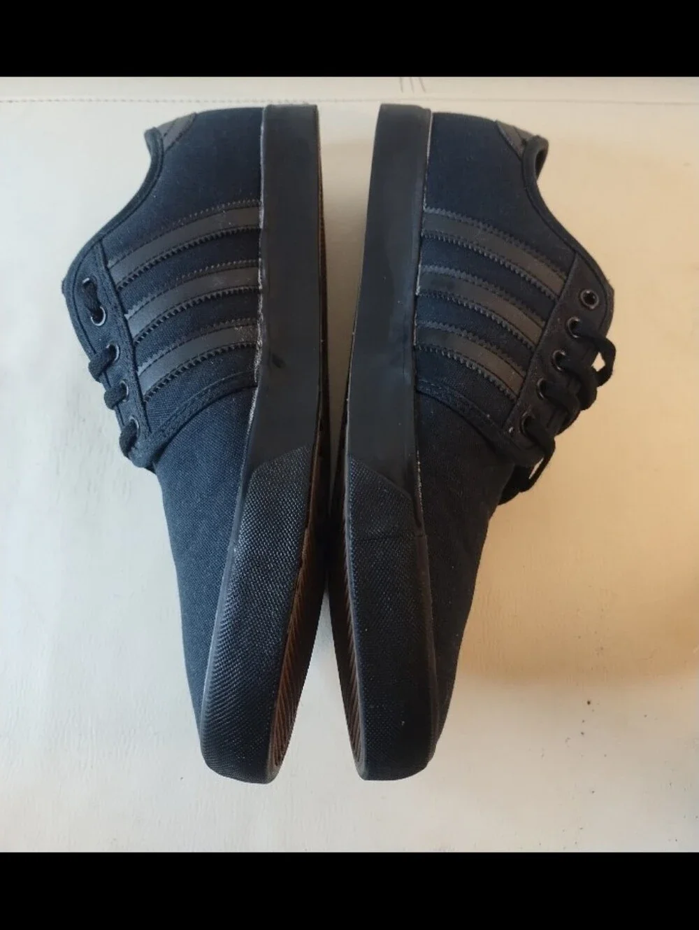ADIDAS SEELEY LIFESTYLE CASUAL SKATE SHOE MENS SIZE 10.5 AQ8531 TRIPLE BLACK GUM